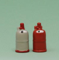 zwei Gasflaschen in Rot und Grau - unentberlich fr Camping, Kche, Dachdecker usw. 